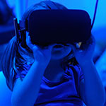 Barn med VR-briller | Foto: Giu Vicente via Usplash